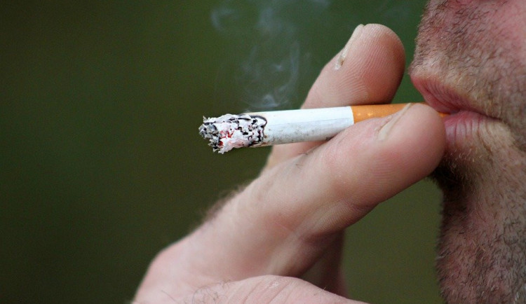 Oslava se zvrhla. Kvůli odhozenému cigaretovému nedopalku tekla krev