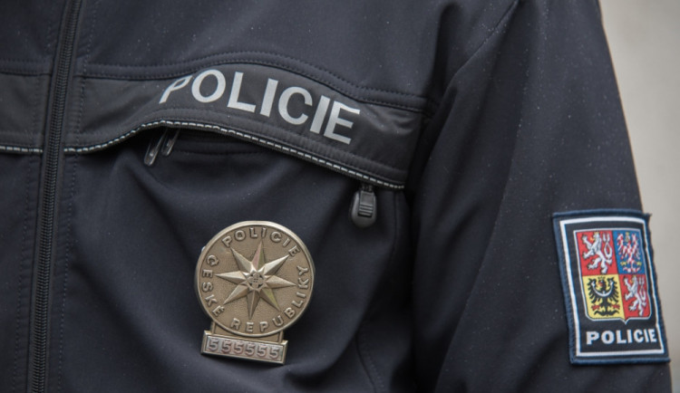 Žena napadala partnera, bál se i usnout. Policie ji na deset dní vykázala z bytu