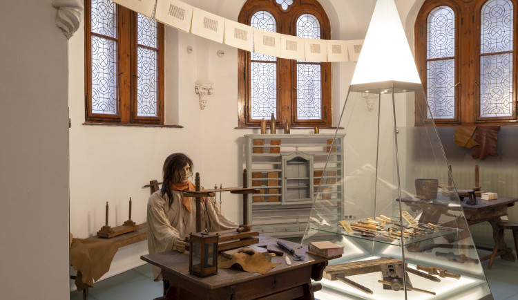 Výstava libereckého muzea o slepotiskové vazbě soutěží v národním klání