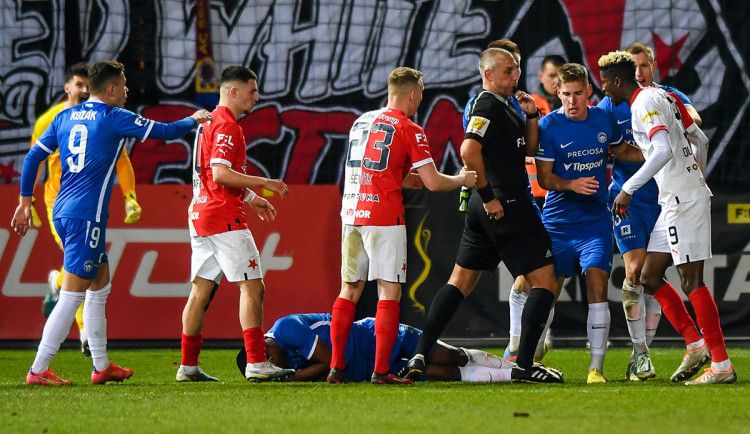 Emoce na hřišti i po zápase. Slovan zveřejnil výhružky i rasistické urážky Ndefemu