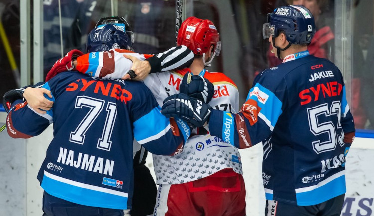 Tygři třemi góly otočili první utkání čtvrtfinále v Hradci a ujali se vedení v sérii