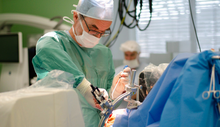 Elektrody do mozku. V Brně pomáhají pacientům s Parkinsonem operací