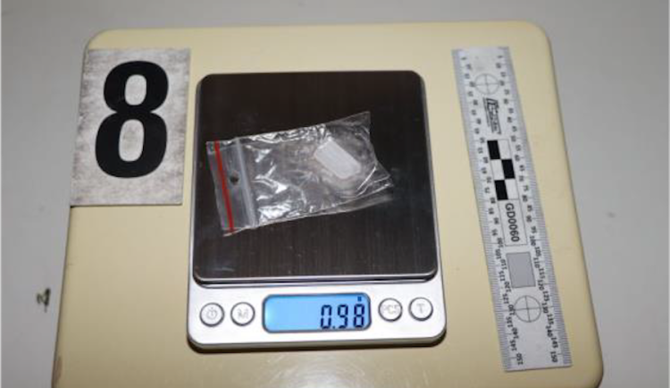 Marihuanu a pervitin prodával přímo z okna bytu. Muži z Frýdlantska hrozí deset let vězení