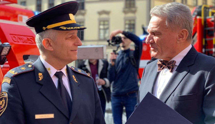 VIDEO: Pražští hasiči si připomínají významné výročí. Vyrazili na spanilou jízdu městem