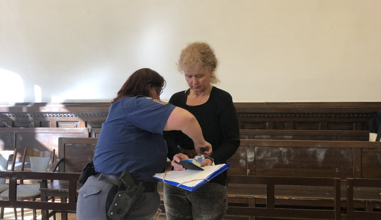 Žena v Brně pobodala manžela dvěma noži. Chtěla jsem zabít sebe, řekla u soudu