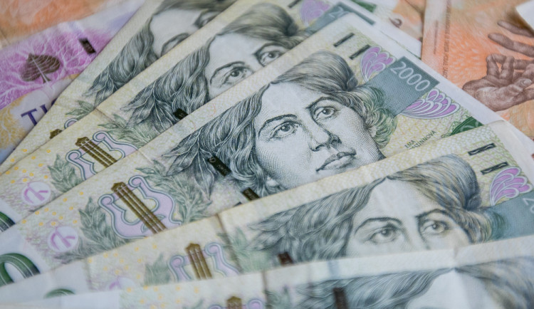 Dvojice podvodníků vylákala z lidí přes falešné inzeráty stovky tisíc korun