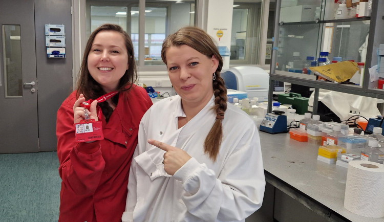 (NE)OBYČEJNÍ: Budoucnost léčby vážných poranění patří nanomateriálům. Liberecká vědkyně vyvíjí hojivé kryty kůže