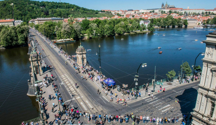 Blíží se pražský půlmaraton. Dopravní omezení se dotknou motoristů i MHD