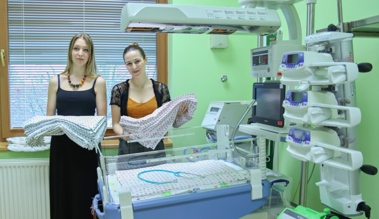 Studentky z Kateřinek našily desítky kusů povlečení pro neonatologii