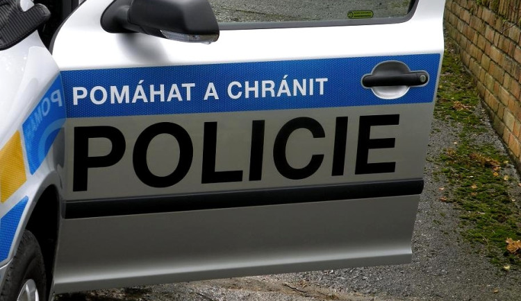 Řidič sjel z mostu do řeky, zůstal zaklíněný v autě šest metrů pod hladinou