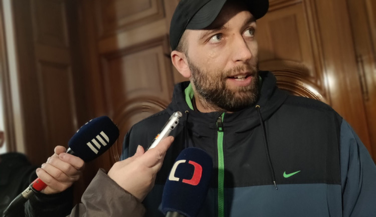 Dezinformátor Čermák dostal u soudu trest 5,5 roku vězení za propagaci terorismu a násilí proti politikům.