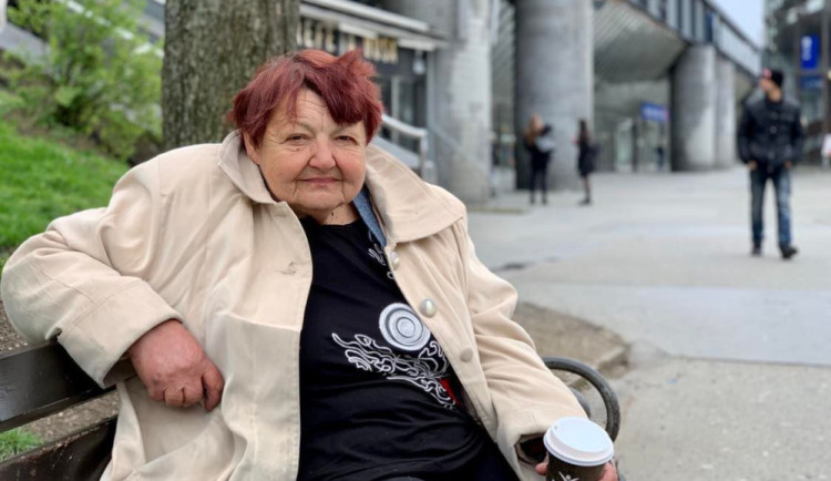 „Dobrý den, prosím vás...“ Věra sedává na lavičce u nádraží roky