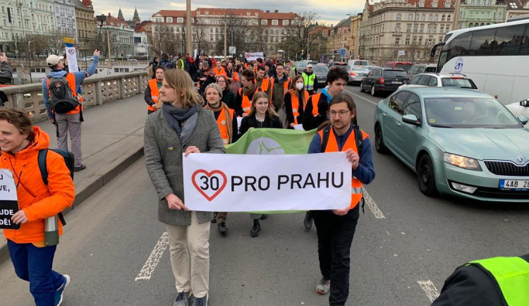 VIDEO: Aktivisté usilující o třicítku v Praze opět blokovali dopravu