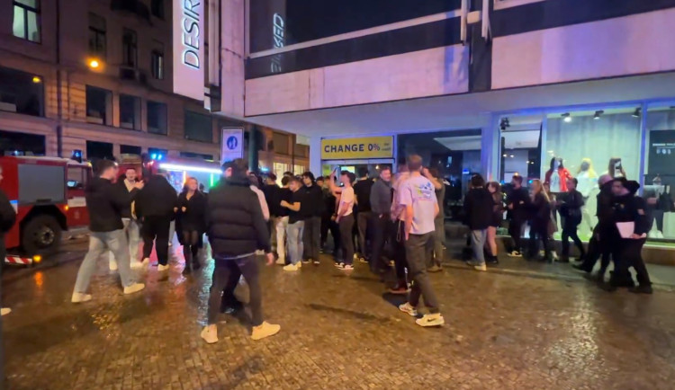 VIDEO: Zásah u nočního požáru Duplexu hasičům komplikovali opilí turisté. Evakuovalo se přes tři sta lidí