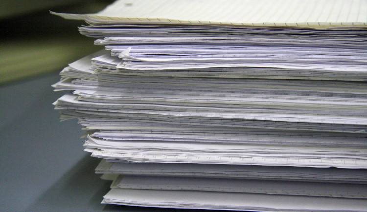 Úřad ušetří tuny papíru. Smlouvy i třeba dovolenky už budou pouze elektronické