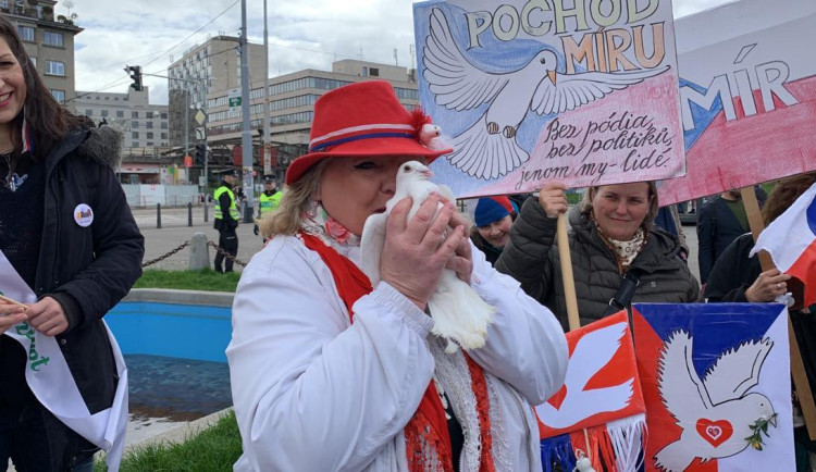 VIDEO: „Chcimíři“ táhli Prahou. Chceme nenávist prostě nějak zlikvidovat, vyzývají