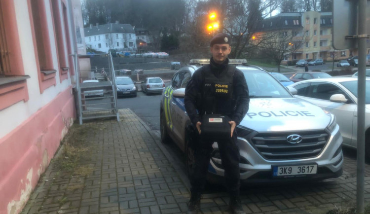 Defibrilátor v policejním autě zachránil život muži, kterého postihl kolaps