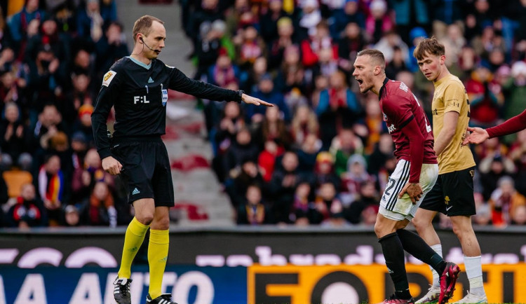 Majitel Sparty Křetínský byl o přestávce v šatně rozhodčích. Sparta zatím mlčí