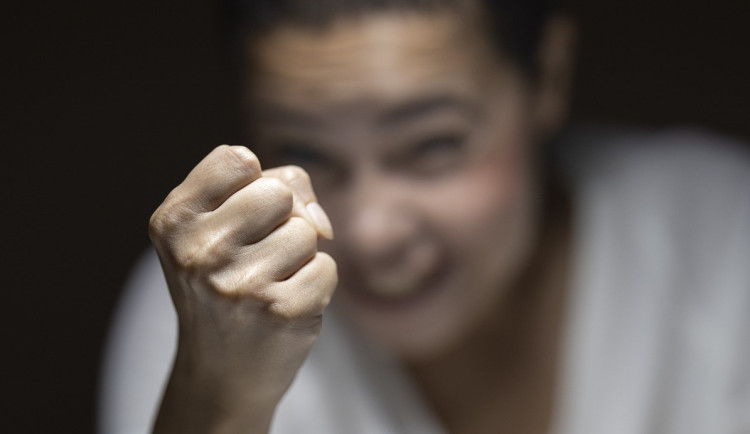 Žena zvala z legrace přítele barmanky do trojky. Dostala od ní ránu pěstí