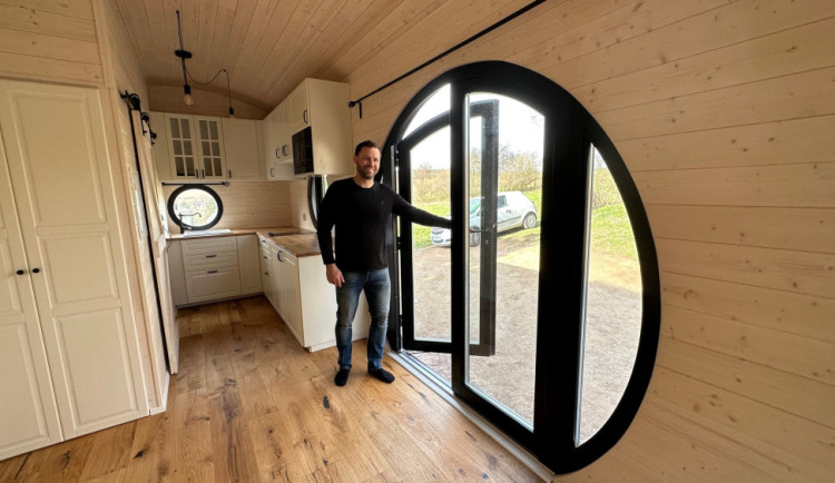 Unikátní maringotka s ikonickými hobitími dveřmi je díky solárním panelům energeticky zcela soběstačná