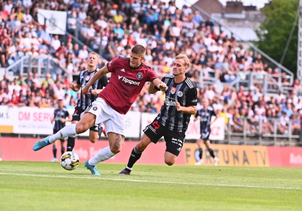 Patrik Čavoš (vpravo) při utkání proti Spartě.