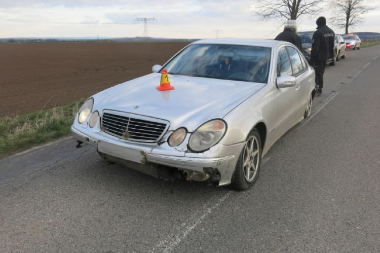 Opilec se dvěma a pů promile vezl na předním sedadle starší dítě a u Určic havaroval. Chlapec skončil v nemocnici