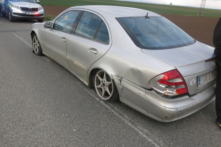 Opilec se dvěma a pů promile vezl na předním sedadle starší dítě a u Určic havaroval. Chlapec skončil v nemocnici