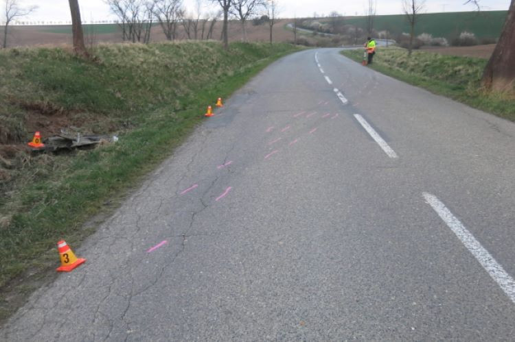 Opilec se dvěma a pů promile vezl na předním sedadle starší dítě a u Určic havaroval. Chlapec skončil v nemocnici