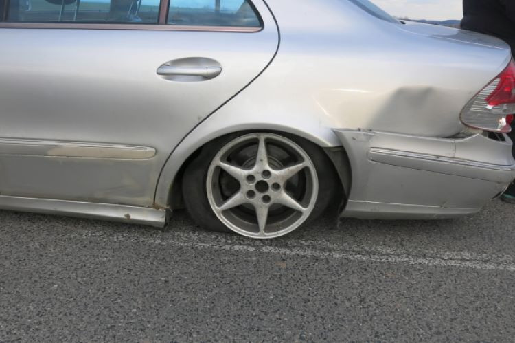 Opilec se dvěma a pů promile vezl na předním sedadle starší dítě a u Určic havaroval. Chlapec skončil v nemocnici