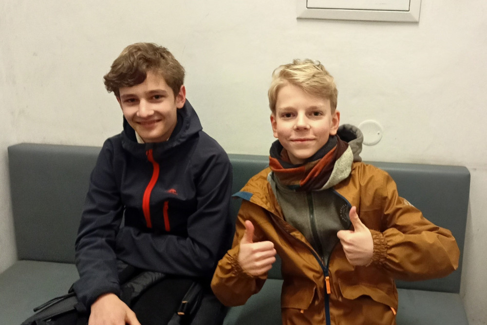 Dva třináctiletí kluci našli v tramvaji batoh s deseti tisíci korunami. Zanesli ho strážníkům