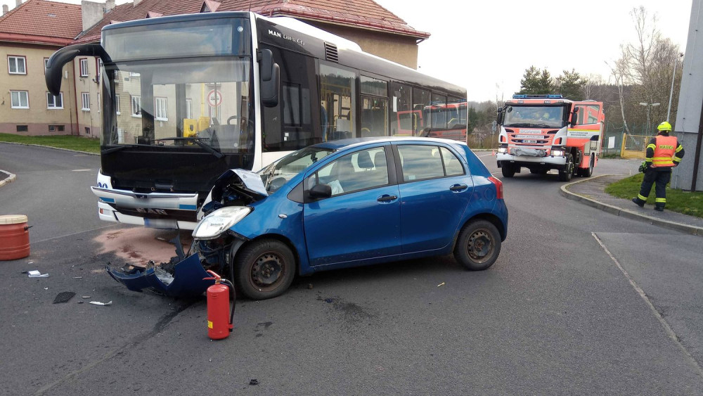 Řidička osobního automobilu se těžce zranila při střetu s linkovým autobusem