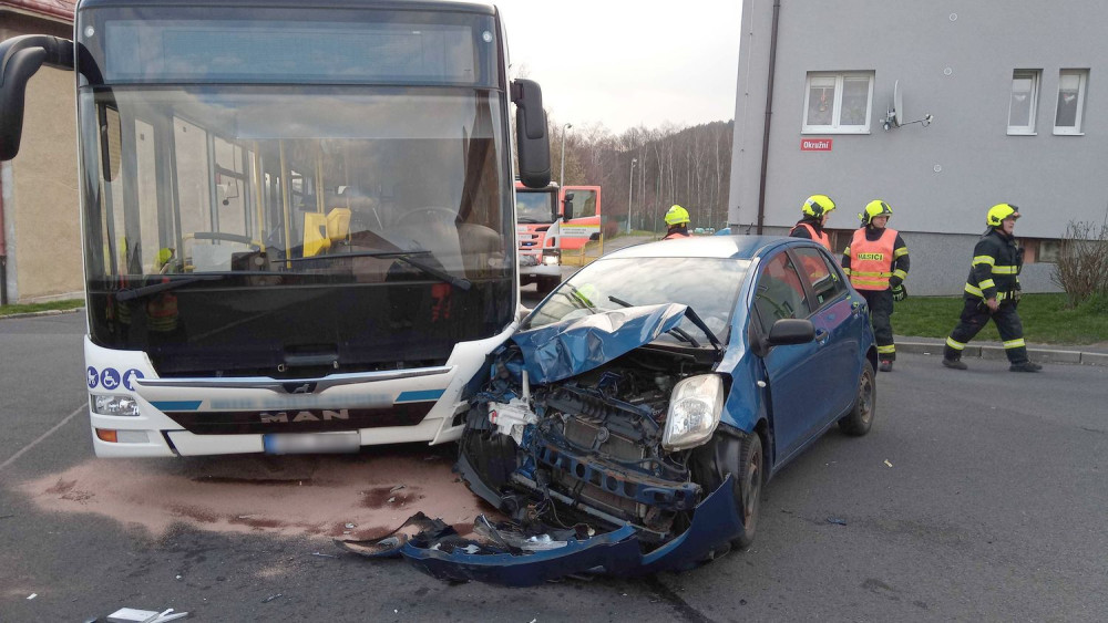 Řidička osobního automobilu se těžce zranila při střetu s linkovým autobusem