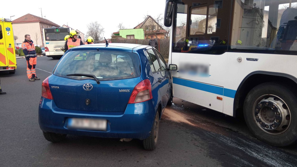 Řidička osobního automobilu se těžce zranila při střetu s linkovým autobusem