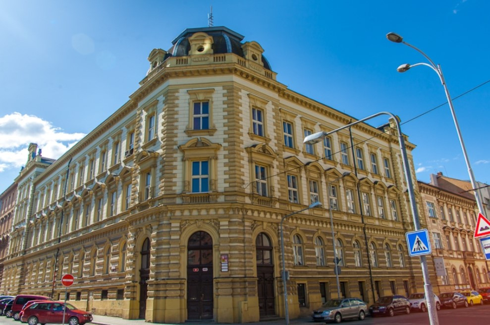 Zdravotnická fakulta, kde odstoupil děkan kvůli kauze se stipendii, nemá náhradu