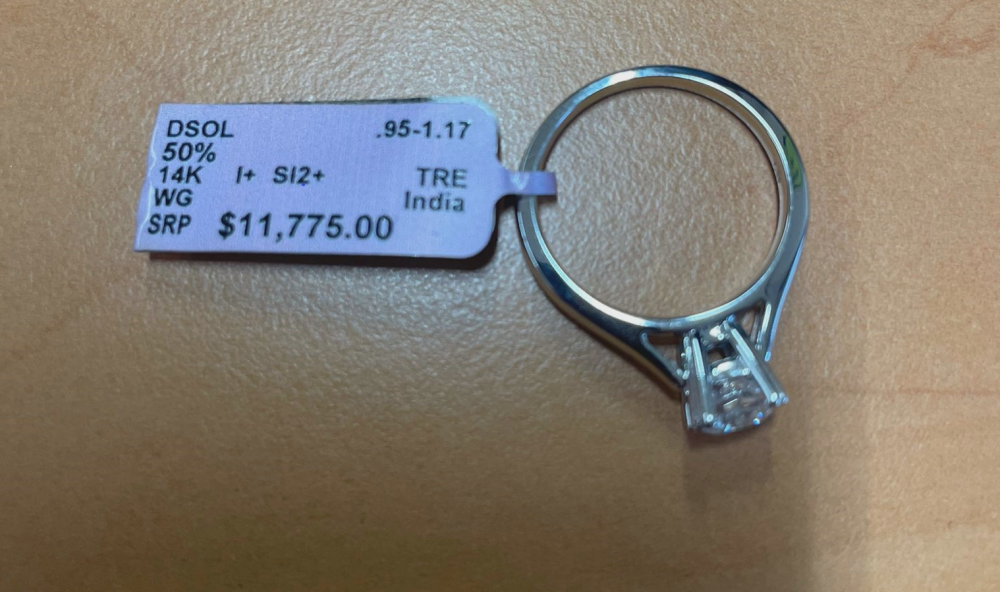 Prsten policisté vrátili majiteli.