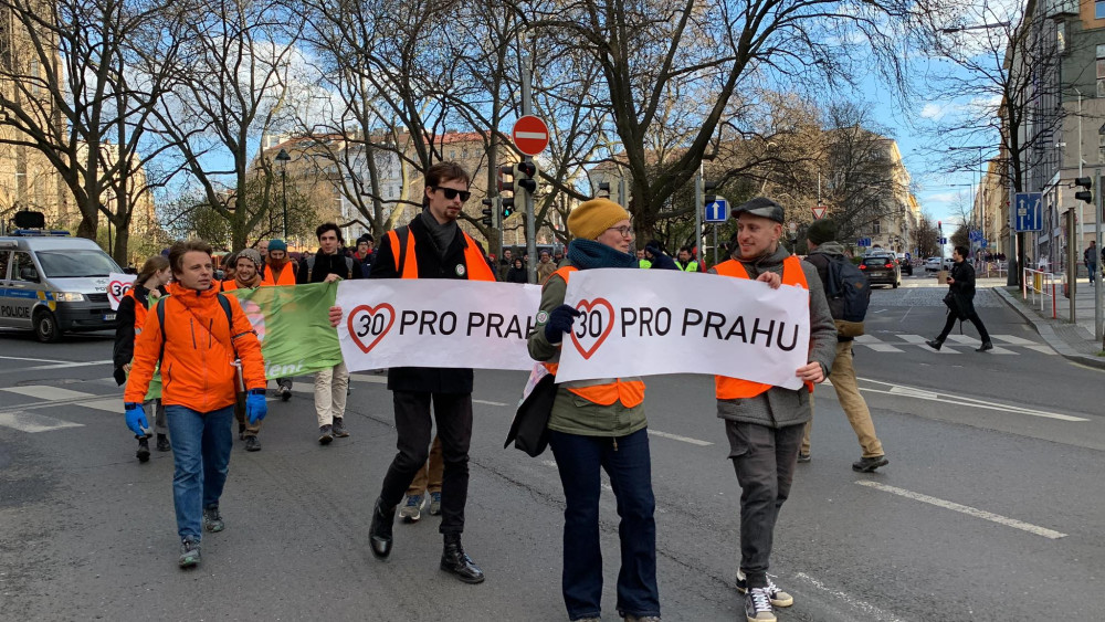 VIDEO: Aktivisté už poosmé blokují provoz v Praze. Stále usilují o zavedení třicítky v Praze
