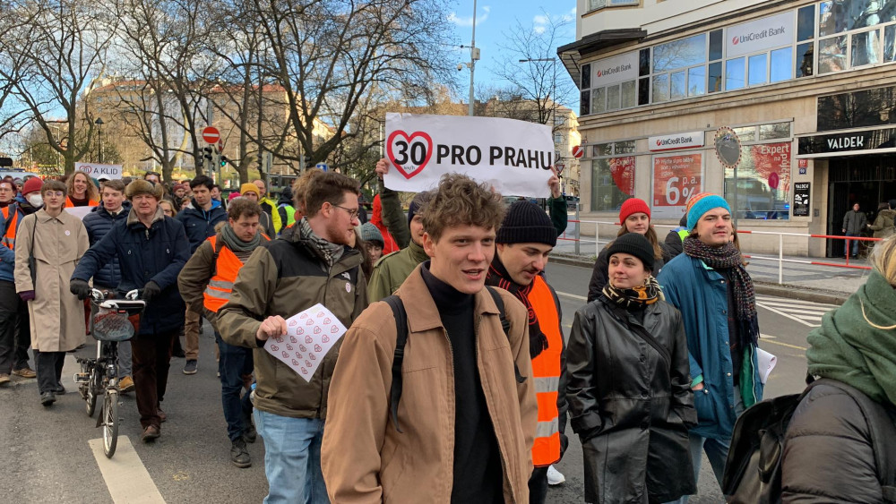VIDEO: Aktivisté už poosmé blokují provoz v Praze. Stále usilují o zavedení třicítky v Praze