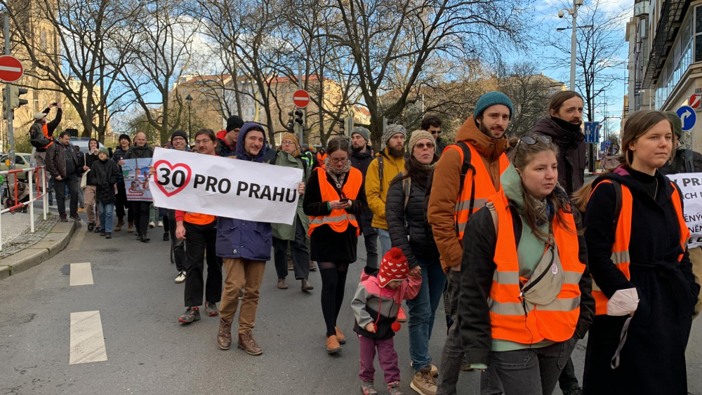 VIDEO: Aktivisté už poosmé blokují provoz v Praze. Stále usilují o zavedení třicítky v Praze