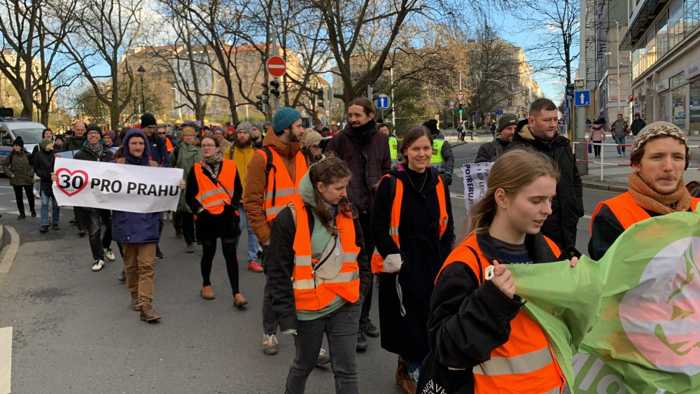VIDEO: Aktivisté už poosmé blokují provoz v Praze. Stále usilují o zavedení třicítky v Praze
