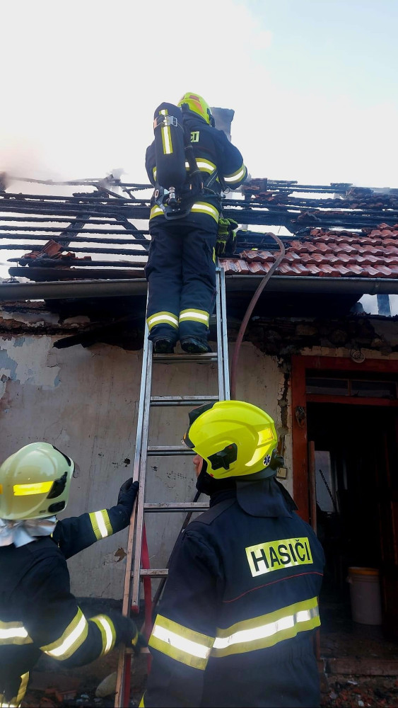 Hasiči likvidují požár domu na Táborsku