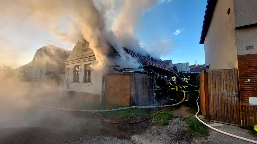 Hasiči likvidují požár domu na Táborsku