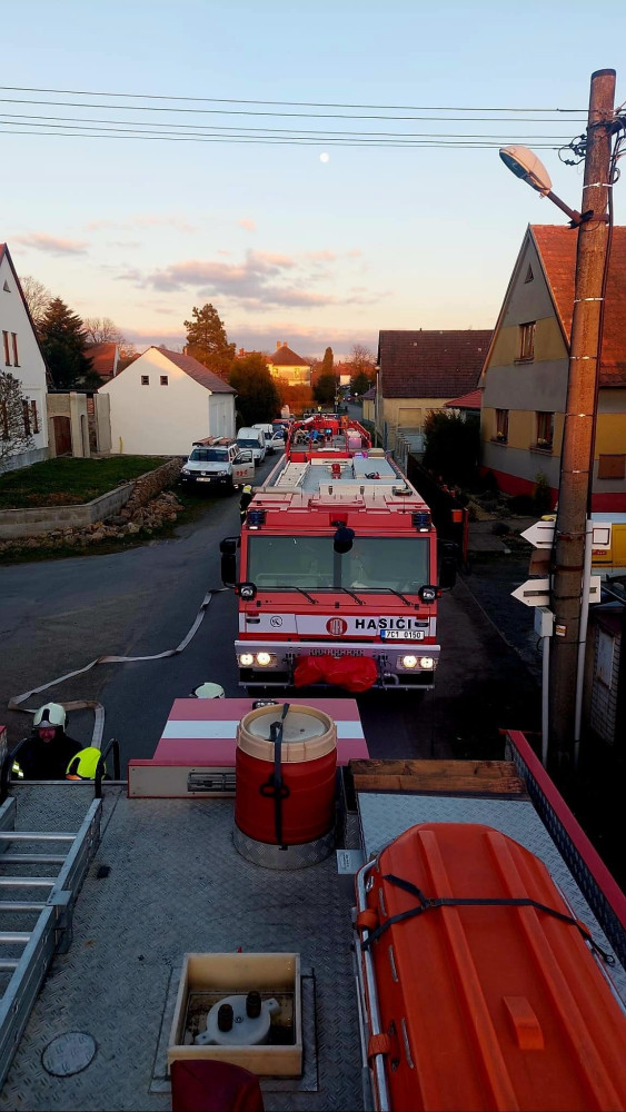 Hasiči likvidují požár domu na Táborsku