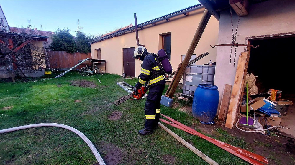 Hasiči likvidují požár domu na Táborsku