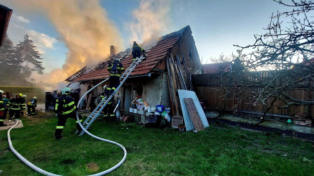 Hasiči likvidují požár domu na Táborsku