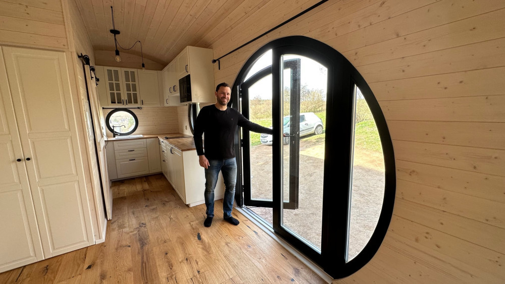 Unikátní maringotka s ikonickými hobitími dveřmi je díky solárním panelům energeticky zcela soběstačná.