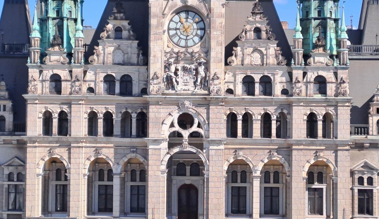 Na budově liberecké historické radnice dojde k výměně dalších oken