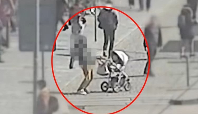 VIDEO: Zfetovaný muž usínal ve stoje u kočárku, ve kterém měl malé dítě