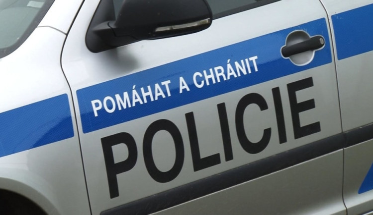 V Praze se stala tragická nehoda. Motorkář zemřel zaklíněný pod autem