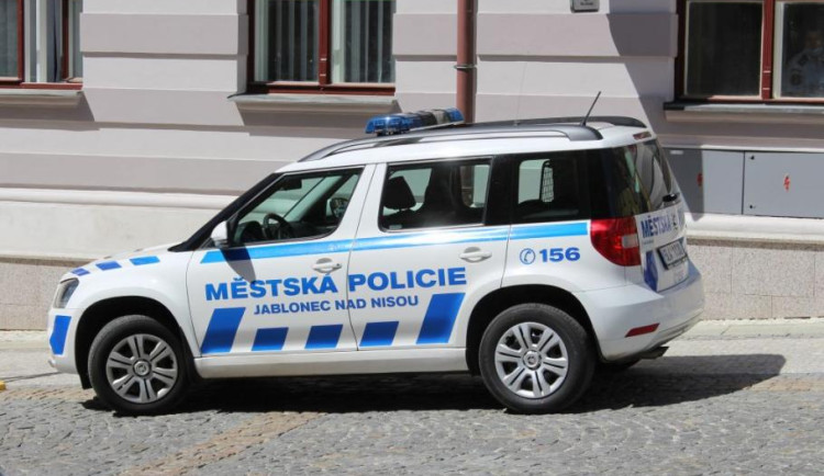 Muž přespával ve sklepě domu technických služeb: Jen uklidím a hned jsem pryč, hlásil, když ho nachytali