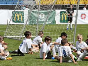Fotbalový turnaj pro české školy hlásí rekordní zájem a nově zapojuje i malotřídní školy.